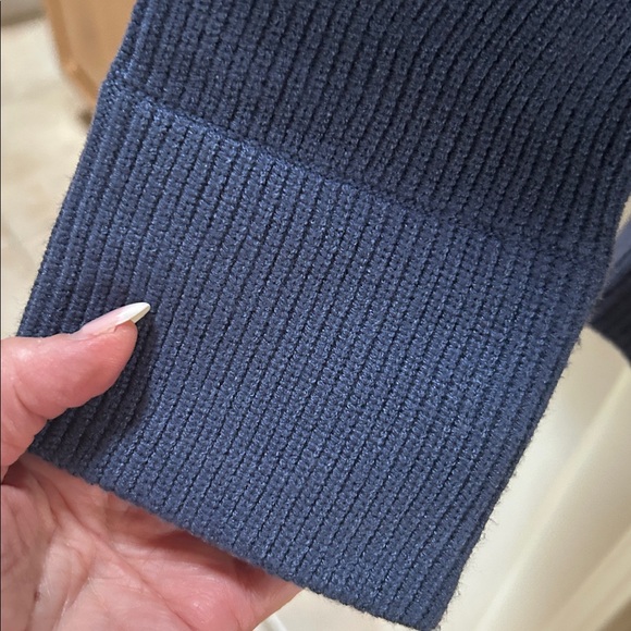 Amazon sweater brand new without tags ! - Picture 4 of 5